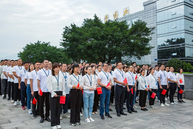 与国同庆，礼赞中秋|荣耀体育开展“爱国爱党·共庆华诞”升旗仪式