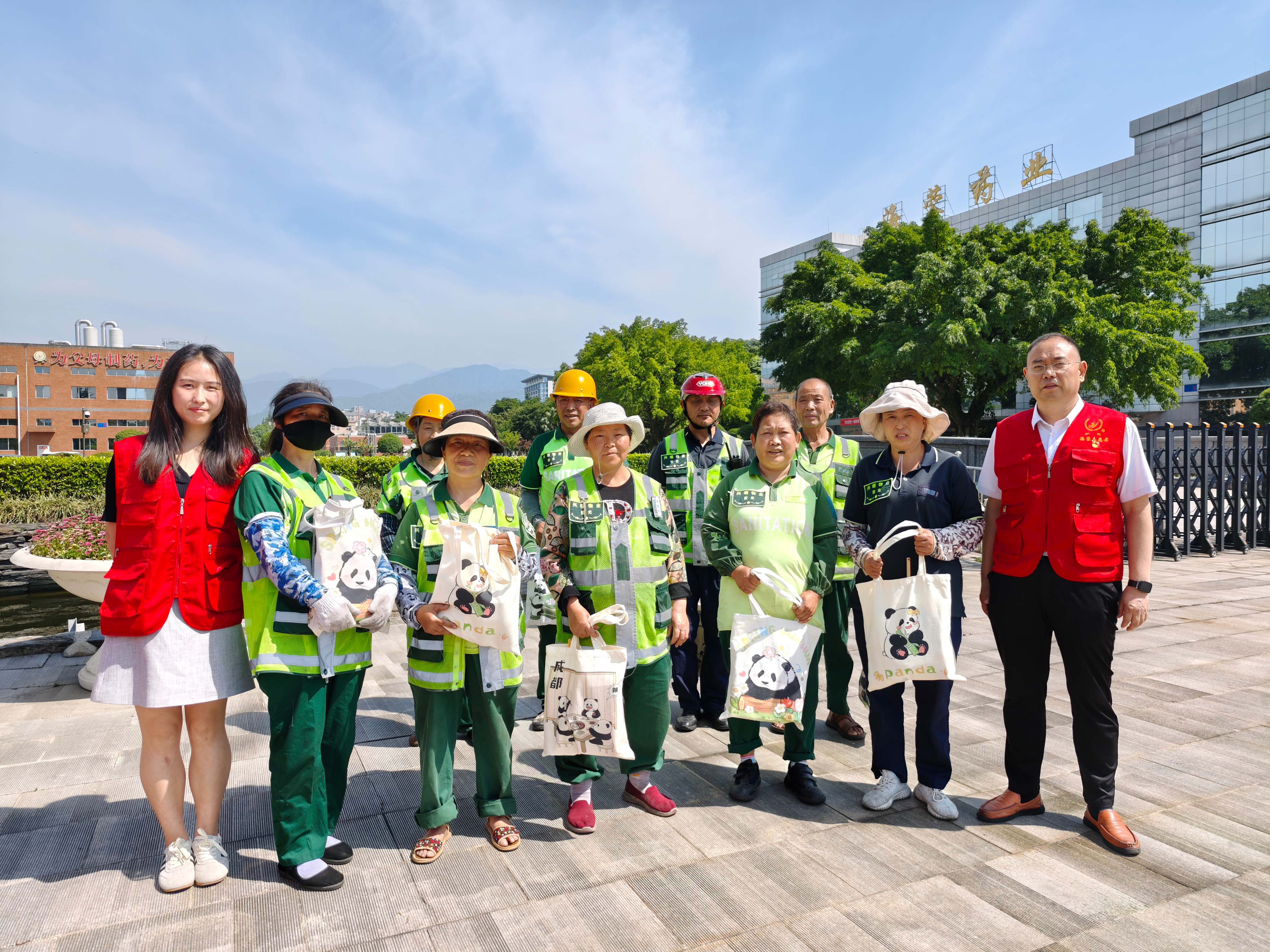 党建引领 | 荣耀体育党（团）支部联合工会开展一线环卫工慰问活动